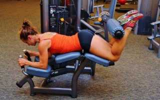 Cгибание ног в тренажере: техника выполнения лежа на животе, стоя и сидя