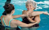 Как поможет лечебное плавание устранить сколиоз?