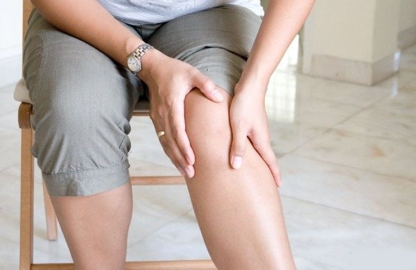 Боль и хруст в колене при приседании, ходьбе, сгибании, вставании, лечение народными средствами