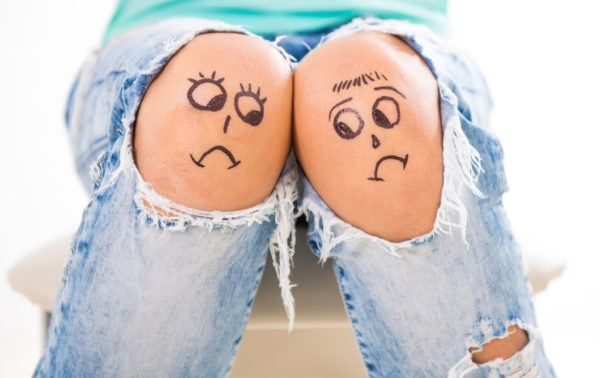 Чешутся колени примета