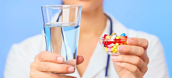 Доктор держит таблетки