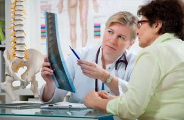 К какому врачу обращаться при грыже позвоночника