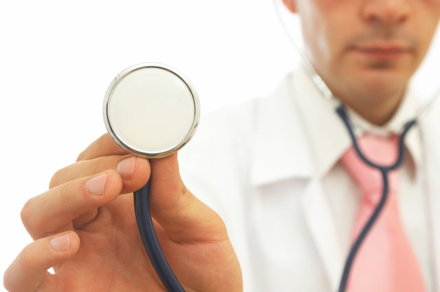 К какому врачу обращаться при грыже позвоночника