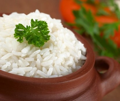 Отварной рис в гляном горшочке