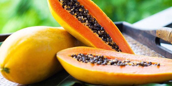 Папайя целая и разрезанная пополам