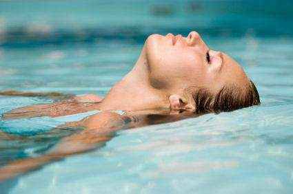 плавание в бассейне польза и вред для позвоночника
