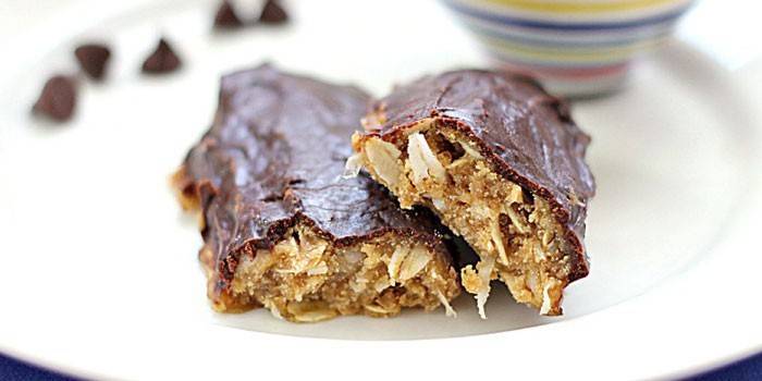 Протеиновый батончик на тарелке