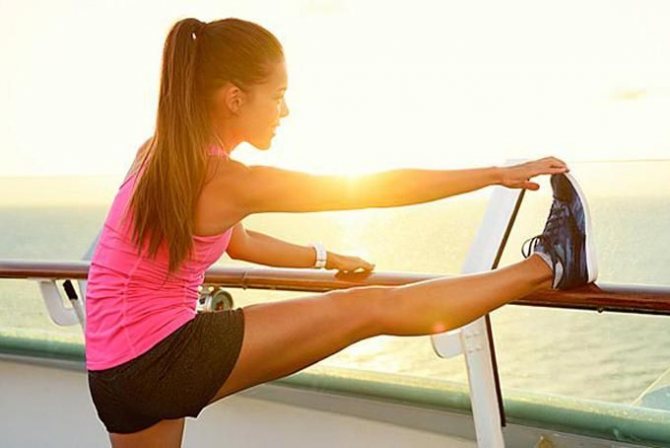 растяжка бедра в положении стоя на одной ноге