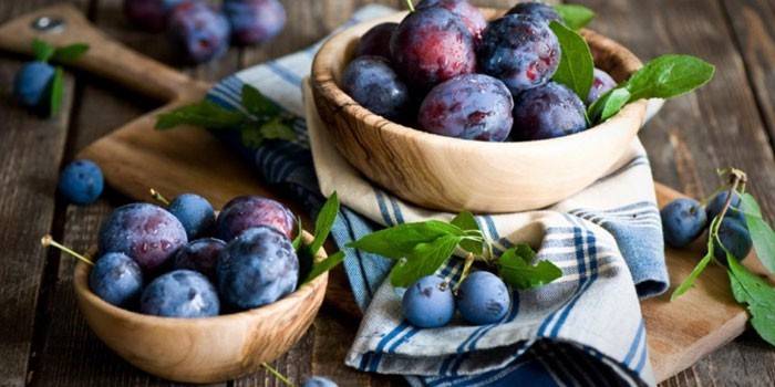 Спелые сливы в тарелках