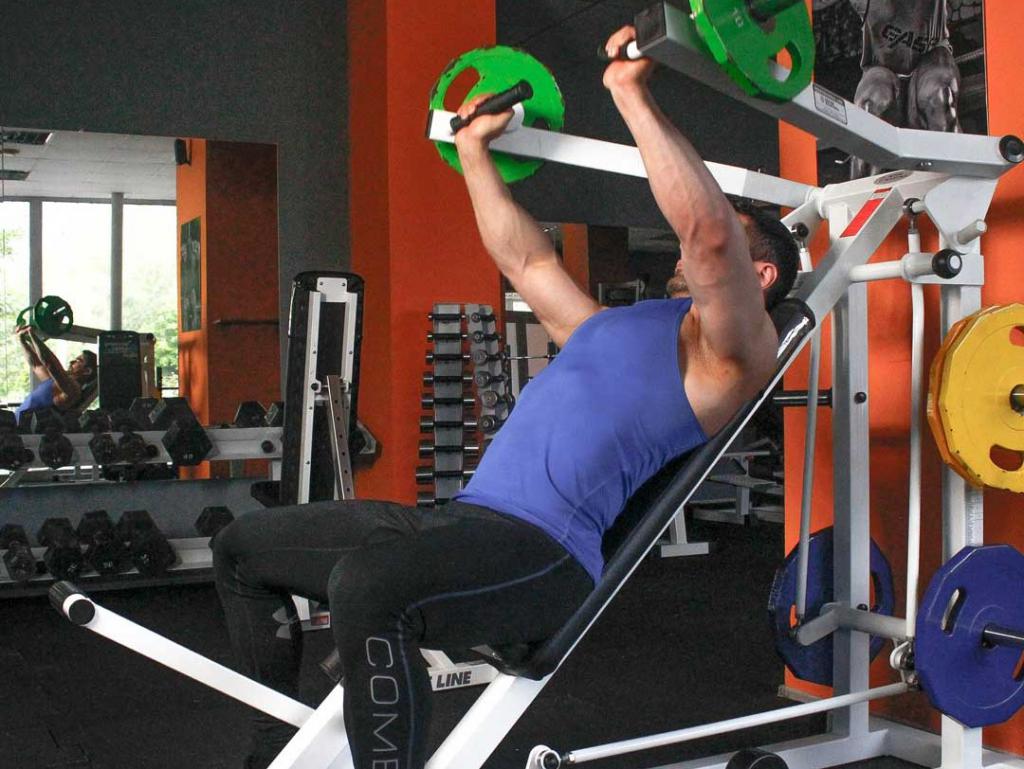 Жим в тренажере для груди