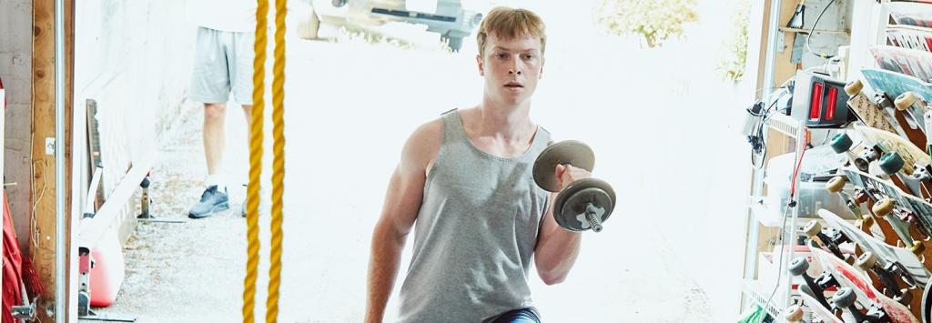 упражнение с гантелей