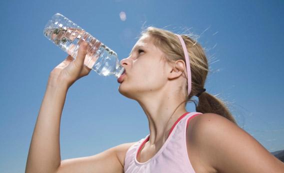 Девочка с бутылкой