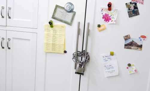 Закрытый холодильник