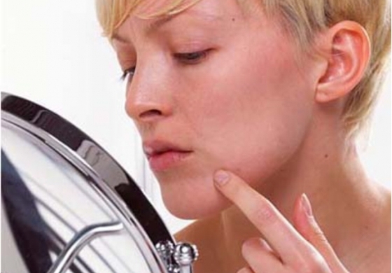 девушка смотрит в зеркало