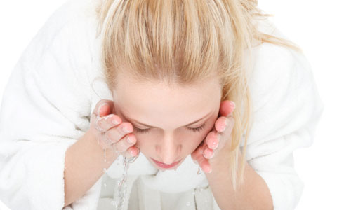 девушка умывается