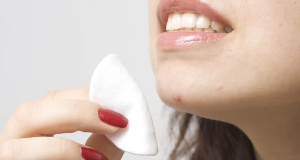 девушка мажет лицо