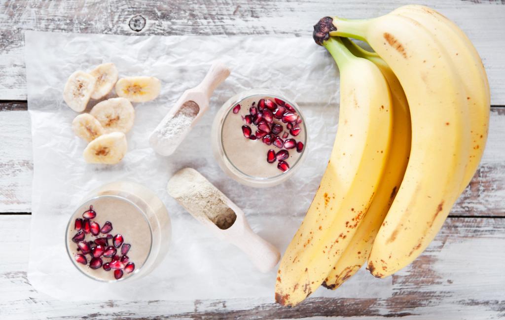 Банан и протеиновый порошок на столе