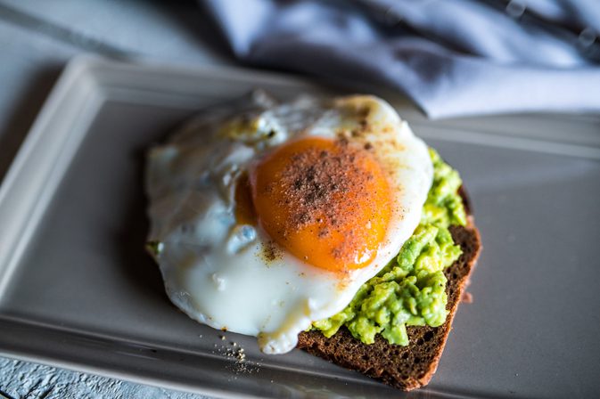 яичница-глазунья с салатом из зелени