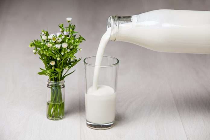 кефир наливают из бутылки в стакан