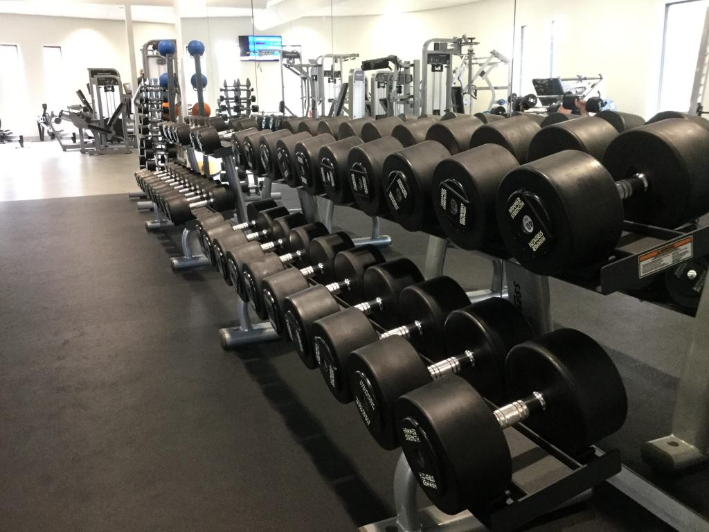 Гантели в тренажерном зале