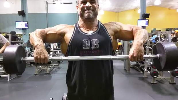 Тяга штанги широким хватом