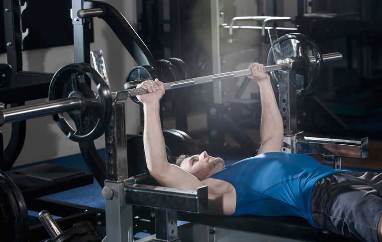 Мужчина тренируется