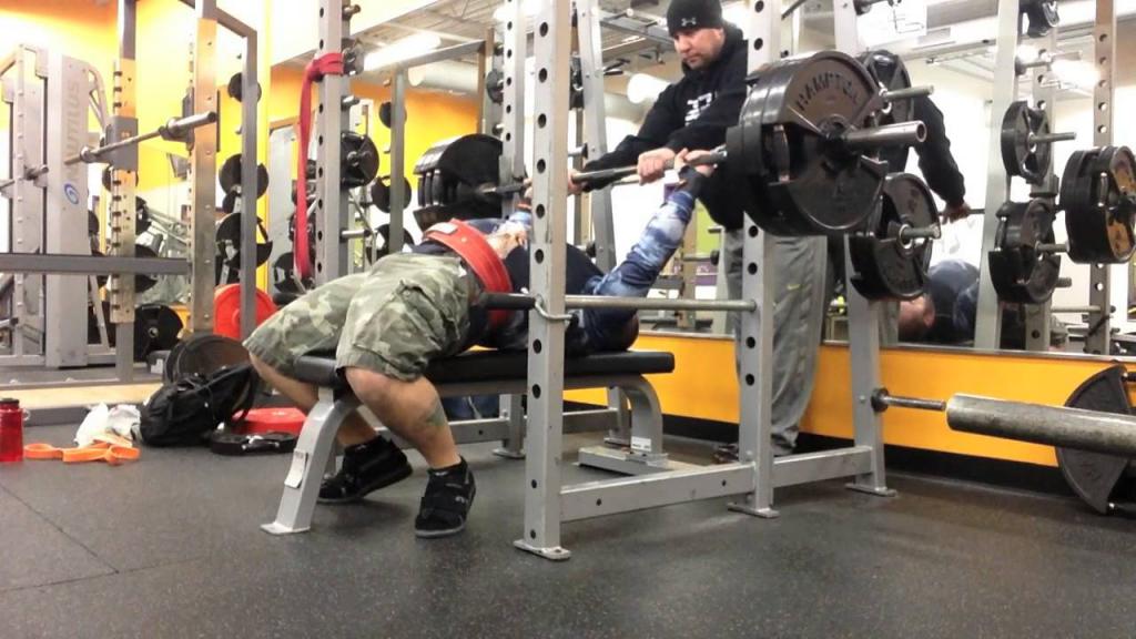 Страховка во время жима