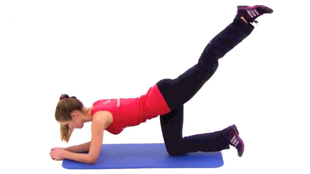 Махи ногами назад в упоре лежа