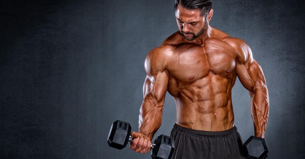 Парень с гантелей