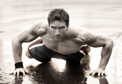 Парень на асфальте