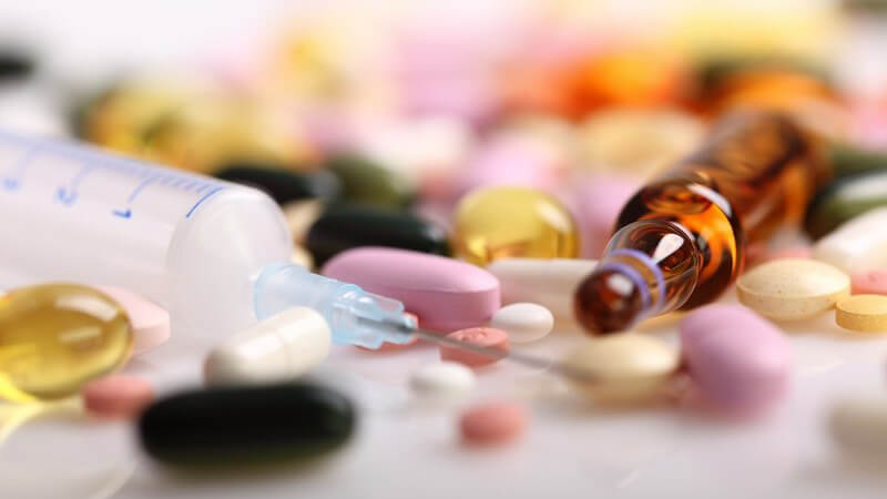 Шприц и таблетки