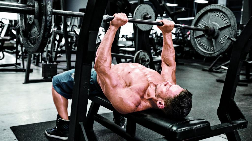 тренировка в зале для мужчин