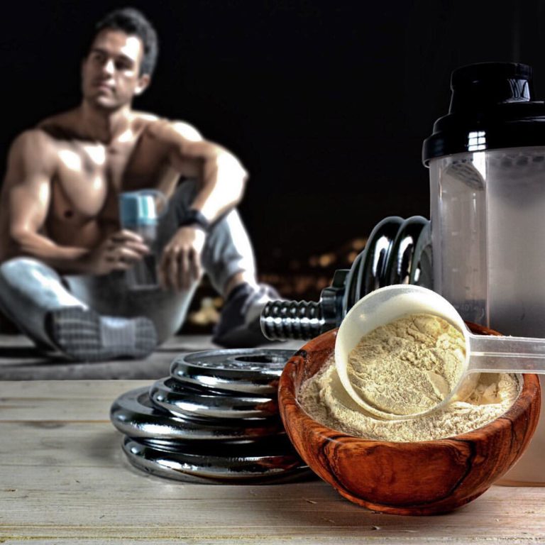 Мужчина сидит с шейкером