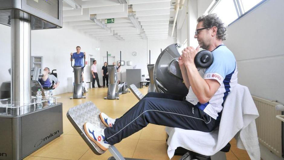 Мужчина в спортзале