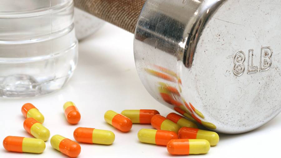 Оранжевые пилюли на столе