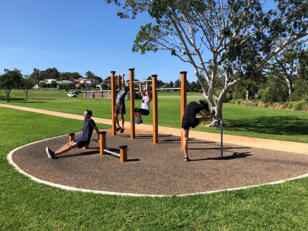 Занятия на детской площадке