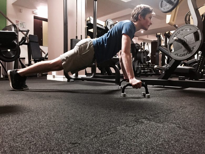 Парень отжимается