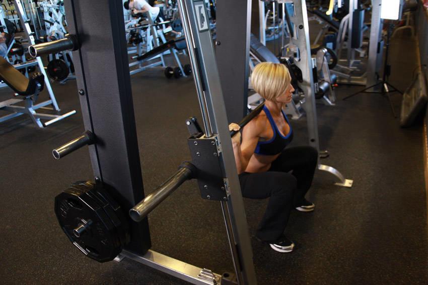 Присед в тренажере Смита