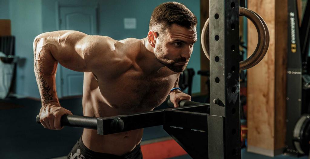 мужчина на брусьях