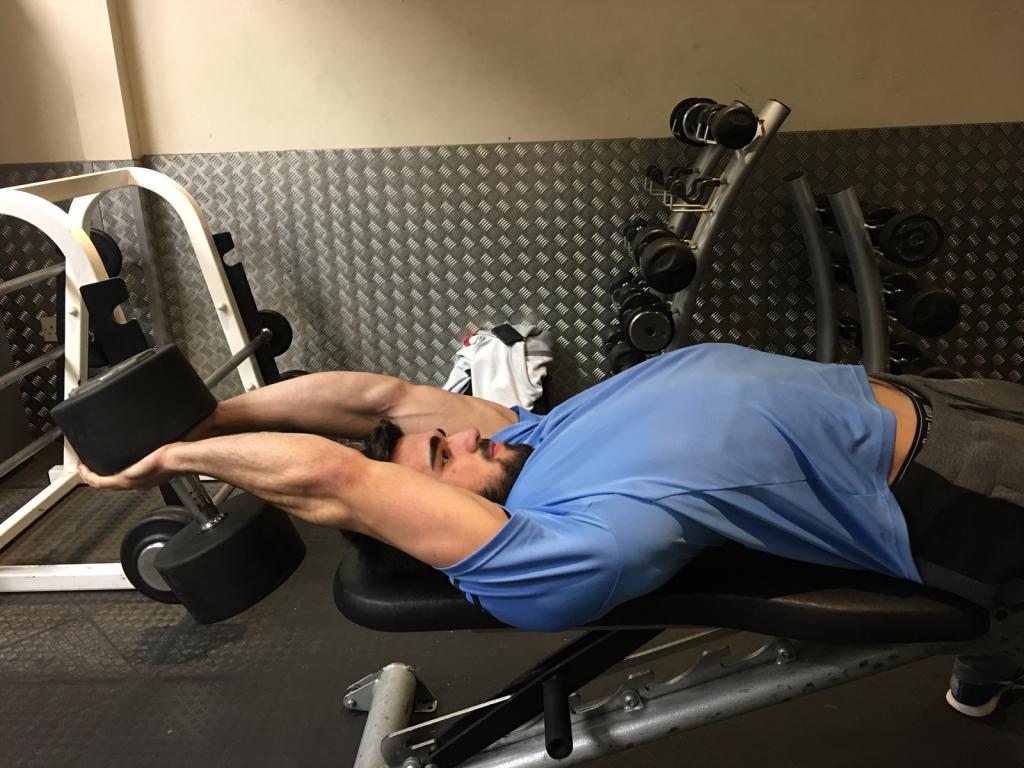 пуловер с гантелью мышцы