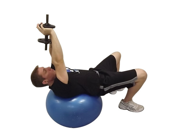 Пуловер с гантелью на фитболе