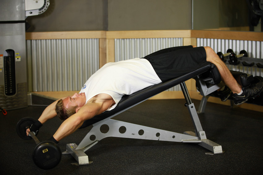 Пуловер на наклонной скамье