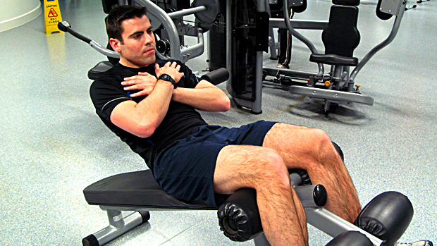 Скручивания на наклонной скамье