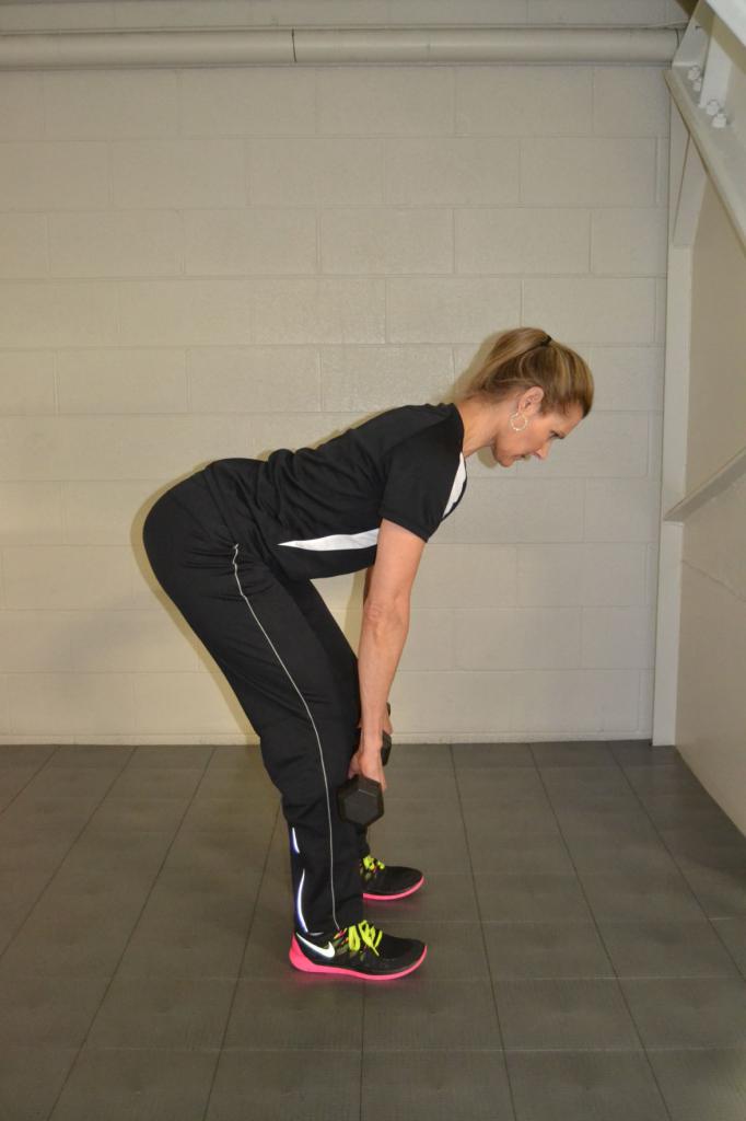 выполнение становой тяги с гантелями