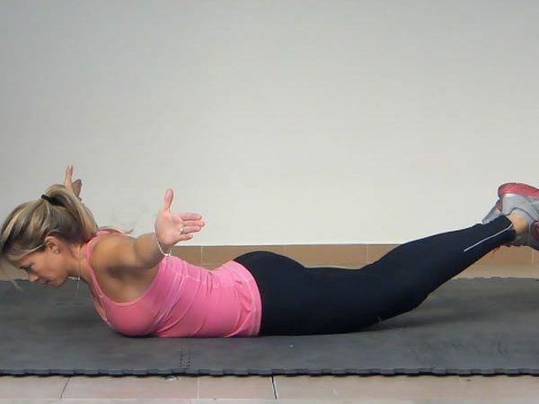 девушка лежит на полу