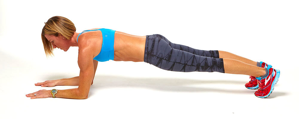 девушка делает упражнение