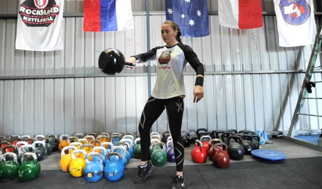 Спортсменка с гирей