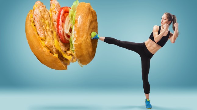 девушка отбрасывает ногой фаст-фуд