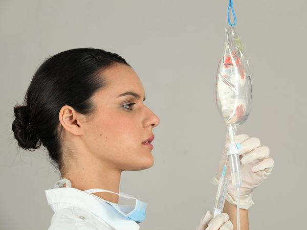 Врач ставит капельницу