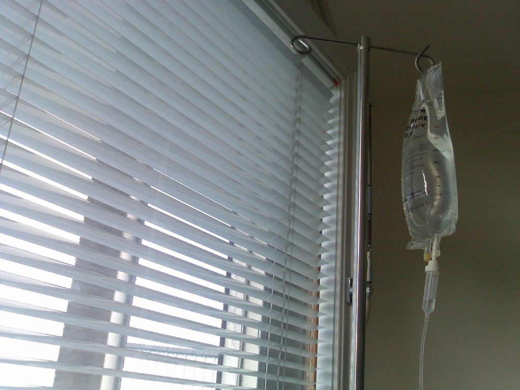 Установленный на капельнице пакет с раствором